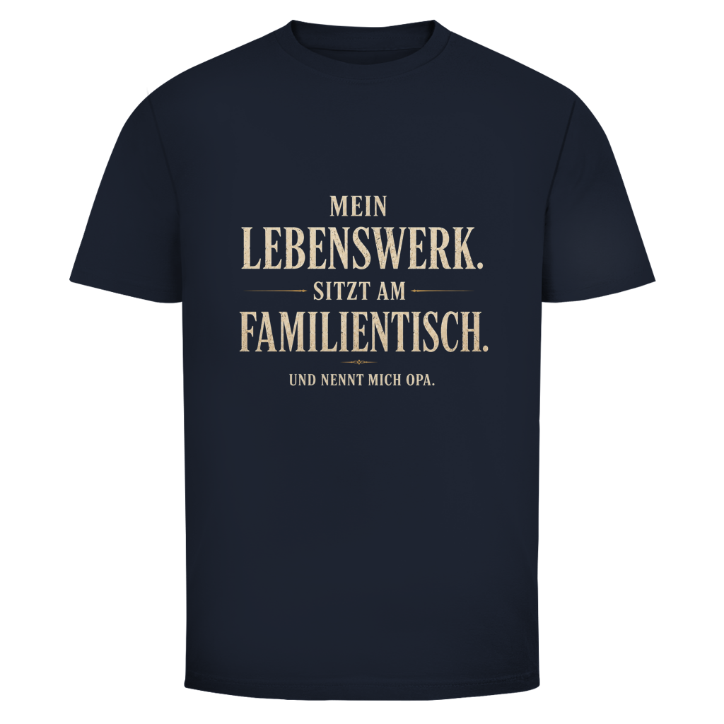 Oldie Deluxe Herren T‑Shirt "Mein Lebenswerk – Und nennt mich Opa" – emotionales Familien‑Statement für Männer 55plus