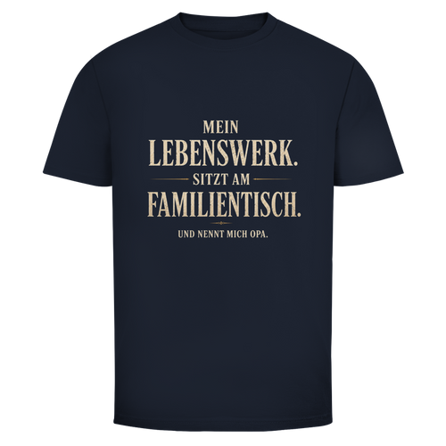 Oldie Deluxe Herren T‑Shirt "Mein Lebenswerk – Und nennt mich Opa" – emotionales Familien‑Statement für Männer 55plus