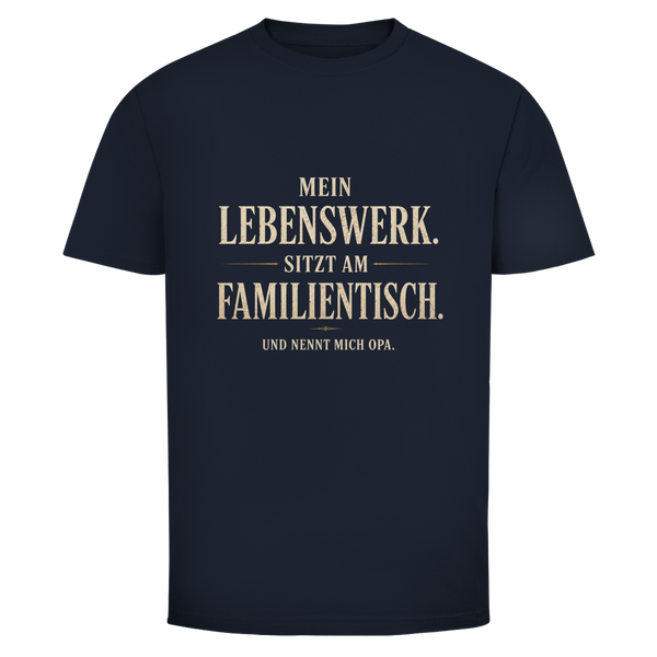 Oldie Deluxe Herren T‑Shirt "Mein Lebenswerk – Und nennt mich Opa" – emotionales Familien‑Statement für Männer 55plus