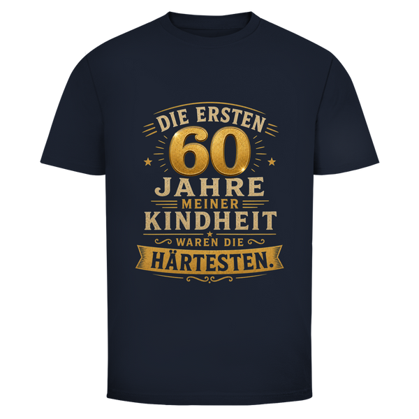 Oldie Deluxe Herren T‑Shirt "Die ersten 60 Jahre meiner Kindheit waren die härtesten" – humorvolles Vintage‑Statement für Männer 60plus