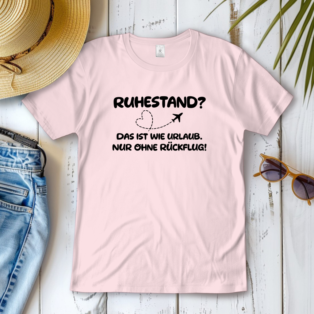 Damen T-Shirt „Ruhestand – wie Urlaub, nur ohne Rückflug“ mit Herz- und Flugzeug-Motiv