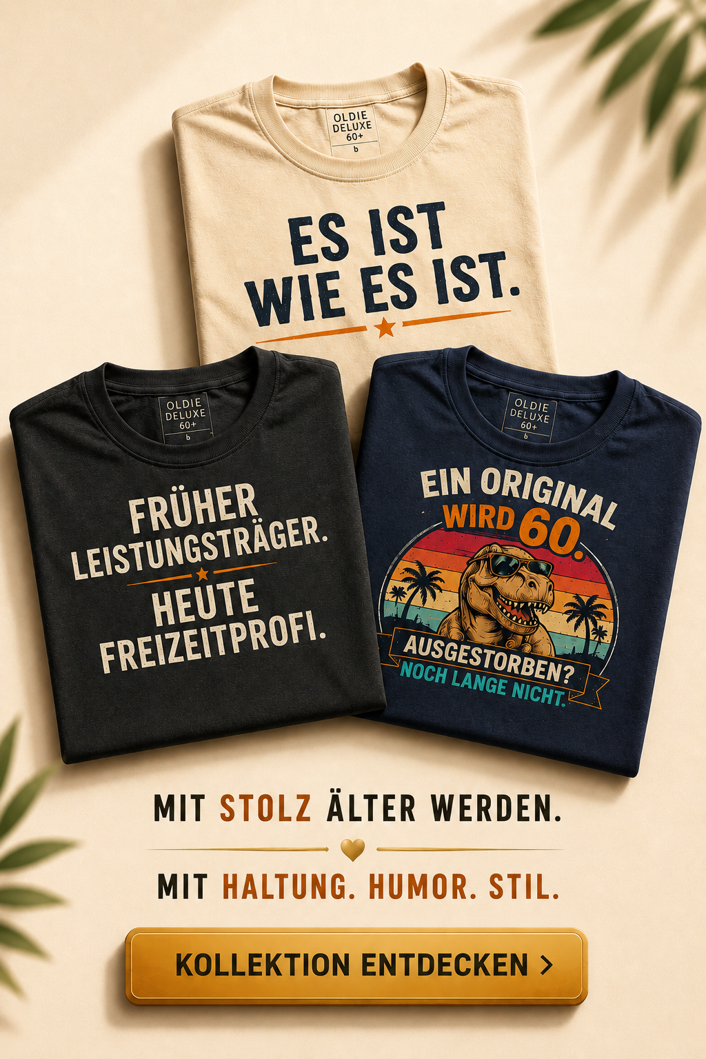 Drei gefaltete Oldie‑Deluxe T‑Shirts mit humorvollen Sprüchen für Menschen 60plus, stilvoll arrangiert auf hellem Hintergrund; darunter der Claim „Mit Stolz älter werden – mit Haltung, Humor und Stil“.