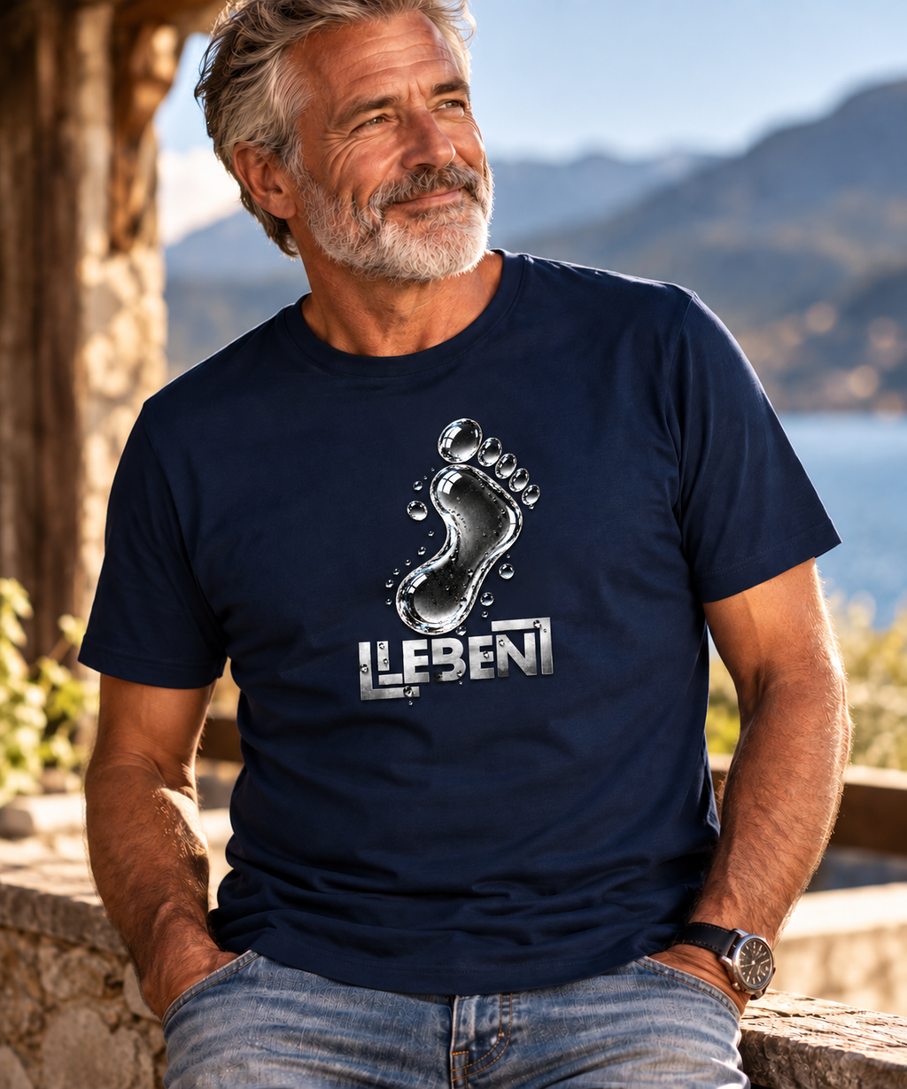Mann mit Navy Blue Herren T-Shirt LEBEN und silbernem Fußabdruck – Oldie Deluxe